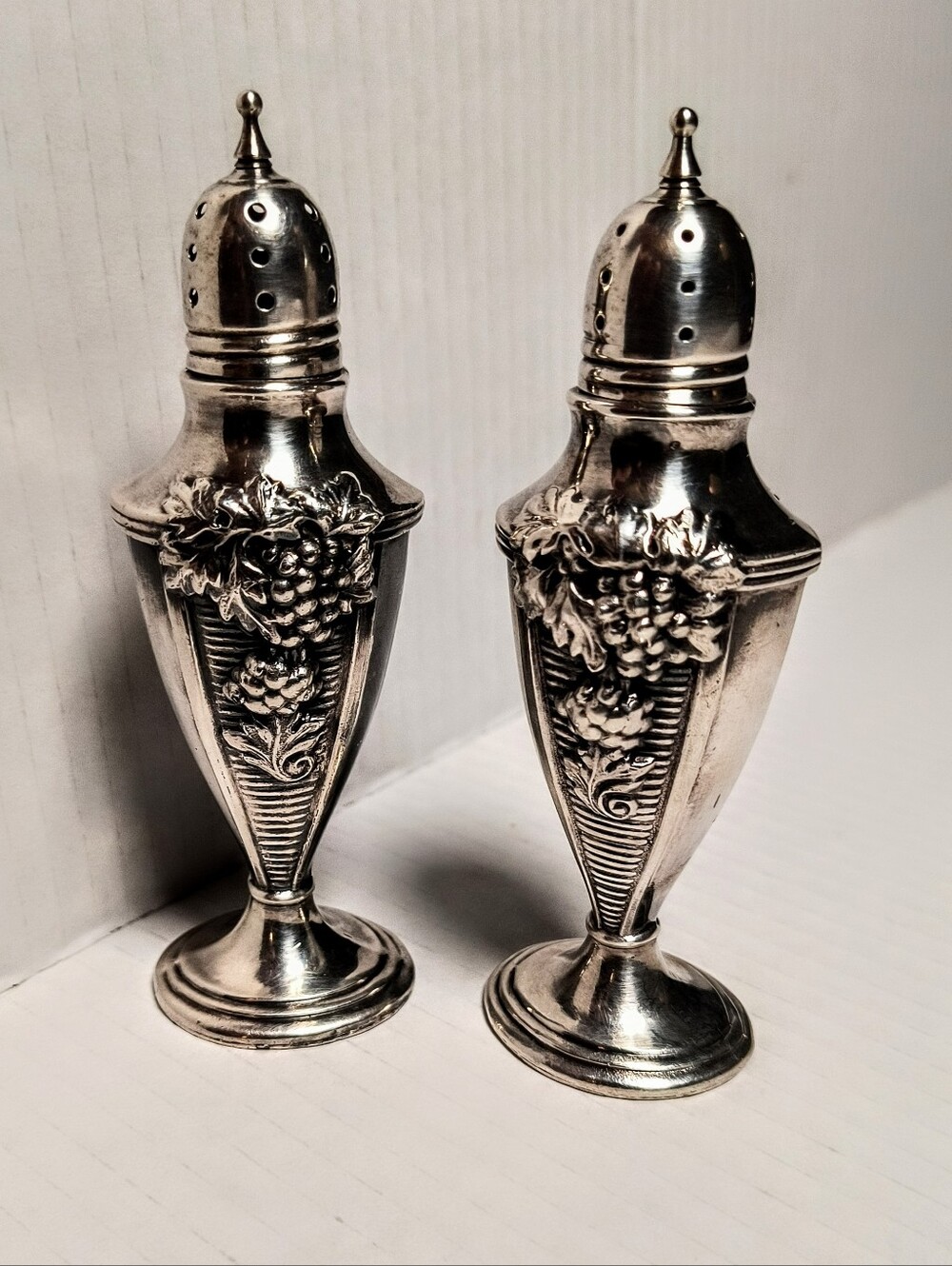 VTG Oxford Plate Silver Plated Decorative Salt and Pepper Grape Themed Shakers